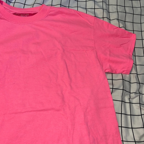 bright pink t-shirt - Picture 3 of 3